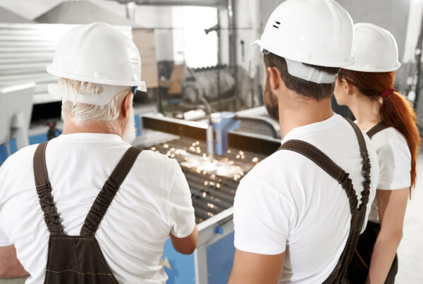 ingenieros-observando-plasma-laser-cortando-metal