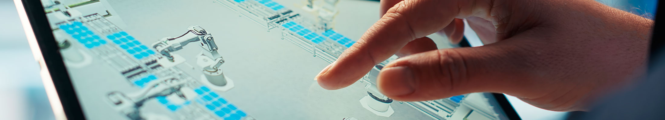 el-tecnico-de-la-fabrica-fotovoltaica-monitorea-el-rendimiento-del-sistema-en-un-primer-plano-de-la-tableta