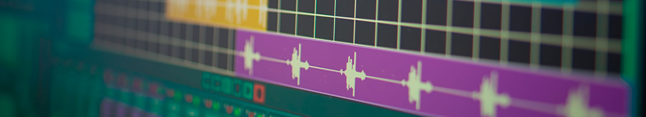 escritorio-vacio-equipado-con-consola-de-mezcla-y-herramientas-de-grabacion-de-musica-en-el-estudio-casero