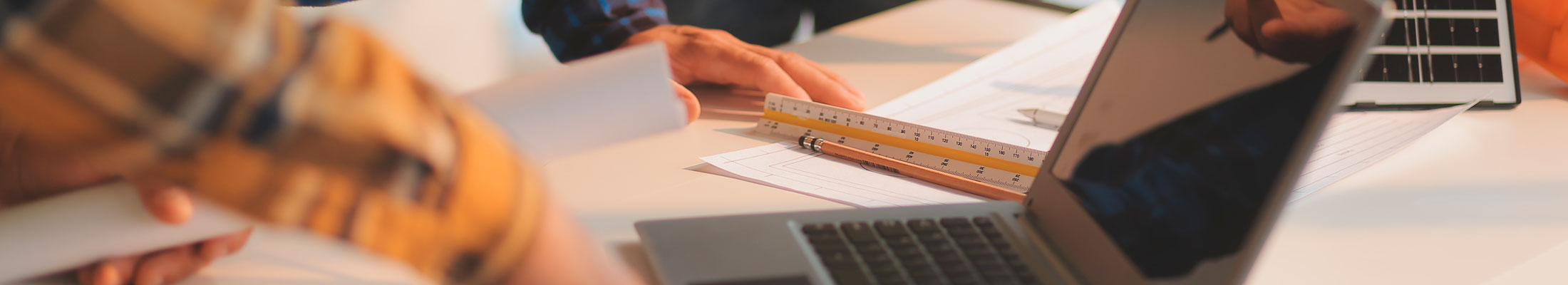 equipo-profesional-de-ingenieros-mecanicos-trabajando-en-una-computadora-personal-en-la-fabrica-de-fabricacion-industrial-de-tornos-de-metal-ingeniero-operando-torno-maquinaria-inspeccion-de-calidad-del-producto